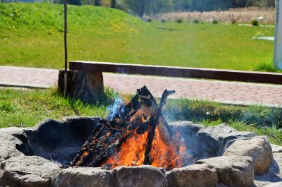 Miejsce do grillowania oraz palenisko na ognisko - Bukowa Przystań Barlinek