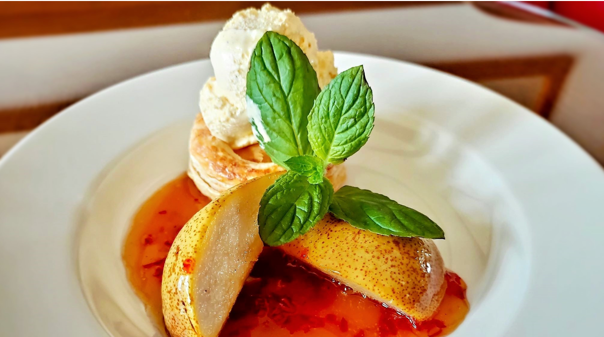 Pieczona gruszka - deser - restauracja Bukowa Przystań Barlinek